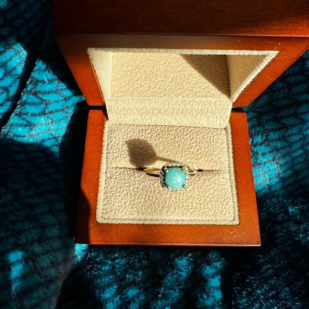 Elegant Gold and Turquoise Ring